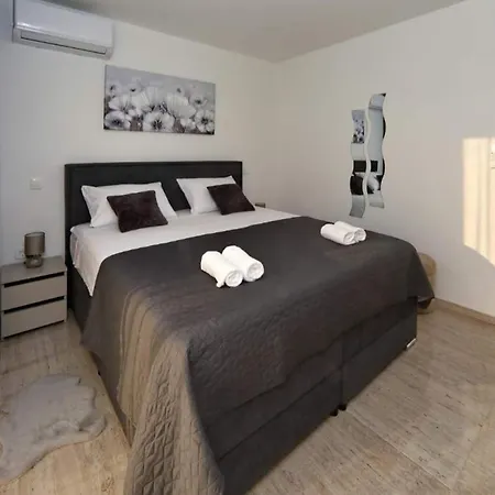 Sunny Oasis Apartment