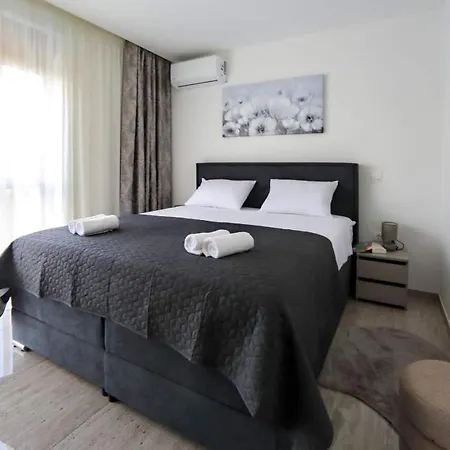 Sunny Oasis Apartment
