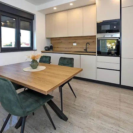 Sunny Oasis Apartment